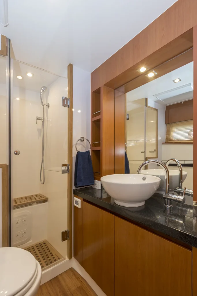 Aquila 44 cabin bathroom